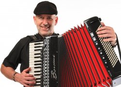 Christian Fürst als Akkordeonspieler mit großer musikalischer Bandbreite Christian Fürst, Klavier, Klavierspieler, Pianist, Akkordeon, Akkordeonist, Akkordeonspieler, Keyboard, Keyboardspieler, Gesang, Hochzeitsmusik, Tanzmusik, Swing, Bandleader