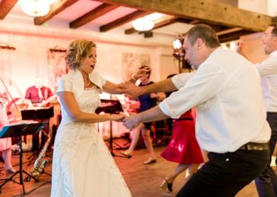 Partystimmung mit Hochzeitsband Voices And Music im Vedahof Gramastetten Mühlviertel, hübsche Braut, Tänzer