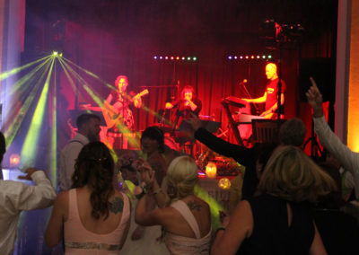 Partyband Voices And Music bei Hochzeitsfeier, Brautpaar Hochzeitsgäste tanzen