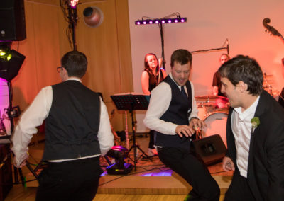 Hochzeitsgäste tanzen, musikband im Hintergrund