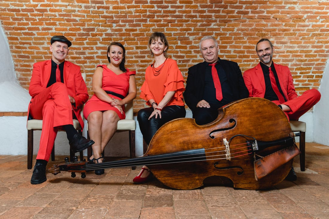 Tanzband und Partyband Voices And Music von dezent bis rockig tanzband voices and music Firmenjubiläum Fest Band sängerin saxofon kontrabass klavier hintergrundmusik
