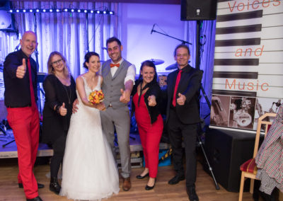 Glückliches Brautpaar und Voices-And-Music-Weddingmusic