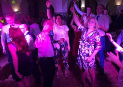 Partyband spielt auf lustiger Hochzeit.