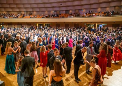 viele taenzer, grosser Tanzsaal, ballkleidung