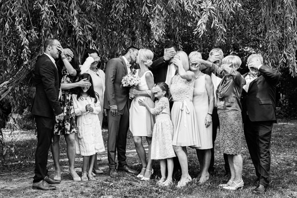 Brautpaar mit Gästen und Hochzeitsband Voices And Music, Hochzeitsmusik, OÖ Tanzband Hochzeit Band Linz Oberösterreich , Trauung, Agape, Sektempfang