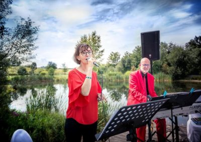 Hochzeitssängerin und Klavierspieler bei der Trauung / kirchlichen Segnung