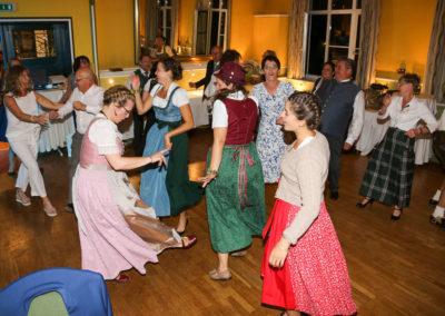 Partystimmung auf Tanzflaeche VOICES AND MUSIC