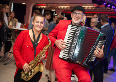 Aperitiv, Saxofon, Akkordeon, Begrüßung der Gäste mit Musik, Swing-Musik, Bossanova, Voices And Music,