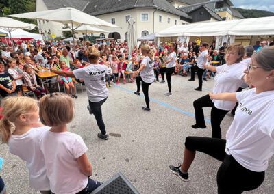 Tänzerinnen, Publikum, strassenfest, Sommerfest, Schlierbach,