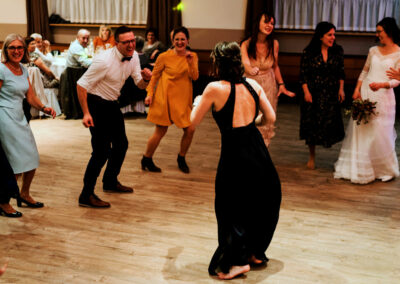Abshaken tanzende Brautstrauss Spass dancefloor