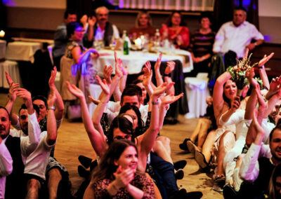 Das-knallrote-Gummiboot-Hochzeitgäste feiern und tanzen