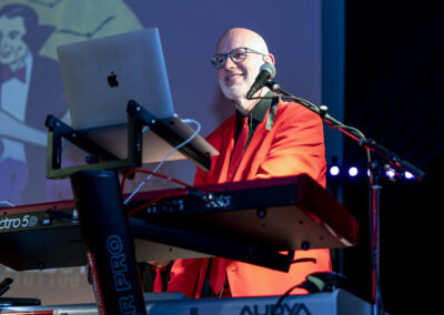 Bandleader Christian Fürst am Keyboard, HTL-Ball in der Turnhalle Perg 2022, Moderator