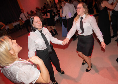 Spaß beim Tanzen, Feuerwehrfrauen, Feuerwehrball Gallneukirchen 2023, Gusenhalle, voller Dancefloor,