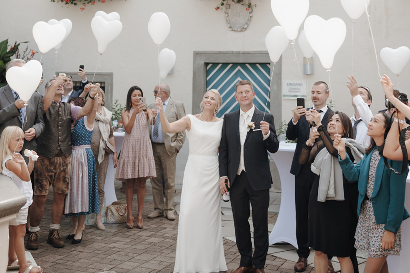 glückliches Brautpaar, lustige Hochzeitsgäste, Luftballons mit Herz, Weddingparty, Selfie, Eventbauernhof, Trauungsmusik, Musiker, Livemusik,