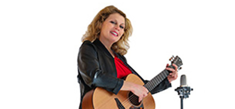 Nadja Schützeneder, Gesang, Sängerin, Gitarre, Mikrofon, Spaß, lächeln, wunderschöne Stimme, blond, hübsch, Hochzeitssängerin, Popmusikerin, Voices And Music, Trauungssaengerin, OÖ, Oberösterreich, Agape, Abendliche Feier, Firmenevent, Gala