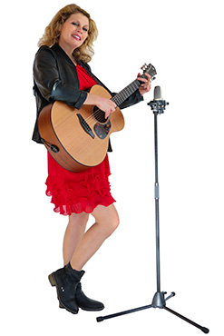 hübsche Sängerin mit Gitarre Nadja Schützeneder , wunderschöne Stimme, Hochzeitssängerin, Protest Kleid, schwarze Lederjacke, Band Voices And Music,