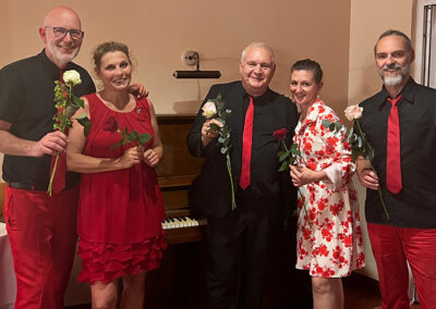 Rosen und Flower Power - Wedding Music mit Hochzeitsband Voices And Music, Quintett, Nadja, Elisabeth, Christian, Othmar, Klavier