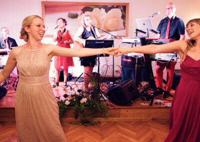 Weddingparty mit Liveband Voices And Music, 2 Tänzerinnen, Musiker, Bühne, Sängerin, Sänger, Schlagzeug, Gitarre