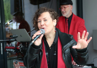 Eröffnungsevent mit Kultsongs und Kultschlager mit Sängerin, Sänger, Gitarre, Saxofon, Keyboard, Drums, Voices And Music, Barbara Burghart und Christian Fürst