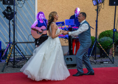 Eröffnungstanz mit Brautpaar und Hochzeitsband Duo Voices And Music. Rock´n Roll, Cha Cha, aktuelle Popsongs, Evergreens, Austropop und die besten Hits aller Zeiten