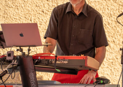 Hochzeitsmusiker und Sänger Christian spielt Partymusik die größten Hits aller Zeiten bei abendlichen Hochzeitsfeier. Voices And Music im Duo tritt im Eventbauernhof auf. Gäste applaudieren stark.