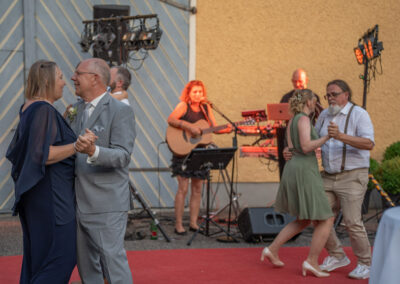 Hochzeitsgäste tanzen ausgelassen zum abwechslungsreichen Musikmusik von Voices And Music Duo.