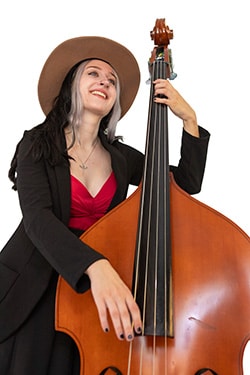 Anna Ennikl-Stimmeder Kontrabass und E-Bass mit Band Voices And Music, Swing, Jazz, Pop, Rock Musik; hervorragende sympathische, junge Kontrabassistin mit Hut, schwarzen Jacke und roter Bluse,