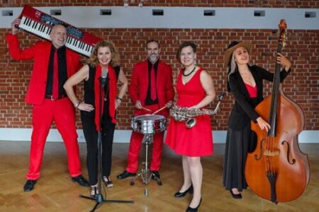 Tanzband - Liveband Voices And Music in der 5er Besetzung mit Sängerinnen, Sänger, Saxophon, Gitarre, Keyboard, Klavier, E-Bass, Kontrabass und Schlagzeug