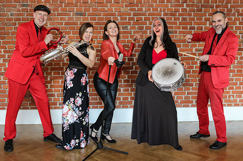 Ob elegantes Silvesterevent, Gala oder ausgelassenes Tanzen zur Musik – die Tanzband Voices And Music verwandelt Ihre Silvesterfeier in ein stilvolles Erlebnis oder eine unvergessliche Party.